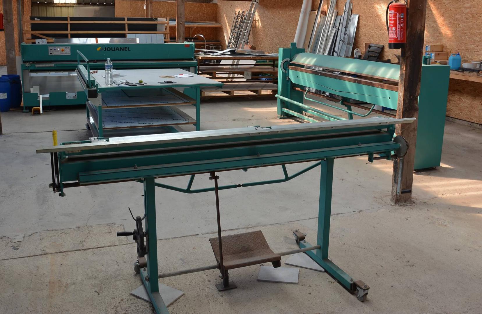 Atelier Guiriec Couverture : table de découpe, guillotine électrique de 3 m, 2 plieuses manuelles de 2 et 3 m pour couper zinc et aluminium